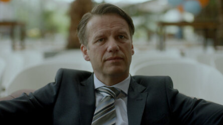 Peter Paul Muller in a suit as Morten Mathijsen