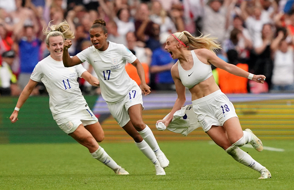 Chloe Kelly celebrates scoring the winning goal of the Euro 2022 final alongside Nikita Parris and Lauren Hemp 