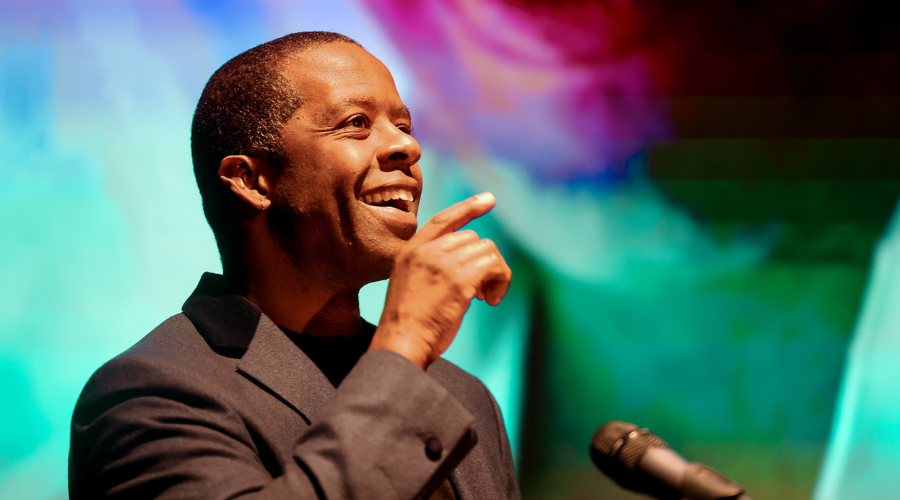 Adrian Lester delivers his Baird Lecture (Credit: Vivienne Bailey)
