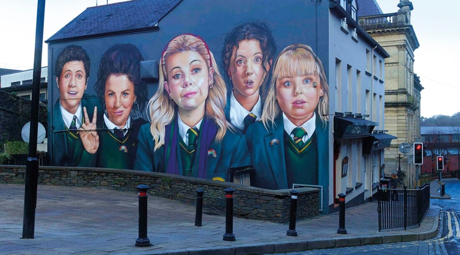 Un mural de Derry Girls. La serie ha sido un fenómeno de público para Channel 4