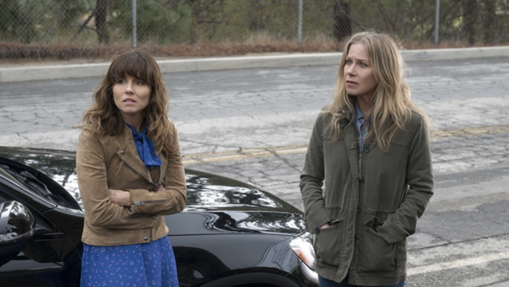 Judy (Linda Cardellini) and Jen (Christina Applegate) in Dead to Me (Credit: Netflix)