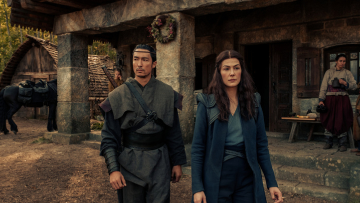 Daniel Henney and Rosamund Pike in The Wheel of Time (credit: Prime Video)
