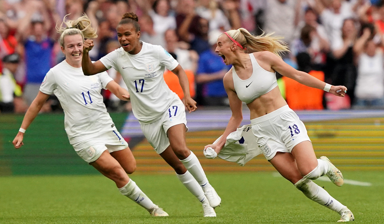 Chloe Kelly celebrates scoring the winning goal of the Euro 2022 final alongside Nikita Parris and Lauren Hemp 